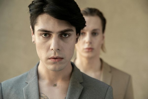 Quels accessoires ajoutent une touche de style à une tenue décontractée ?